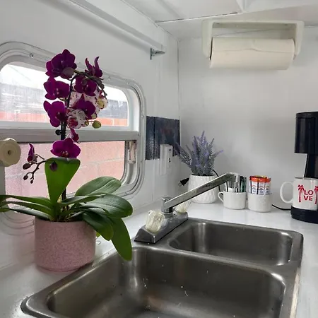 Guest house Camper 2beds 1 Bath Family Friendly 10 Mins Disneyland Garden Grove