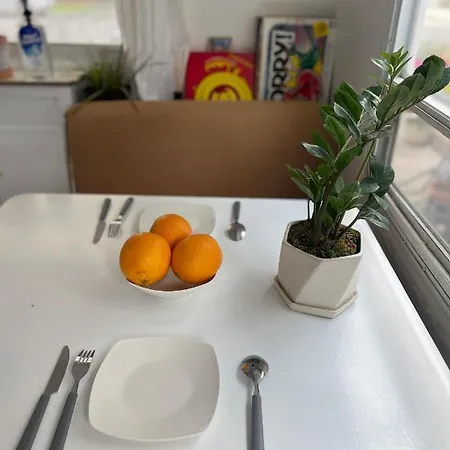 Guest house Camper 2beds 1 Bath Family Friendly 10 Mins Disneyland Garden Grove