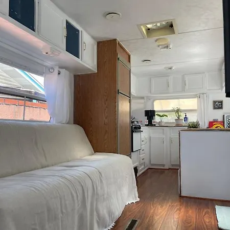 Guest house Camper 2beds 1 Bath Family Friendly 10 Mins Disneyland Garden Grove